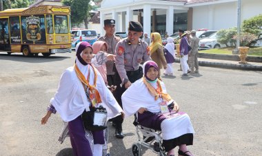 Layani-Sepenuh-Hati,-Polisi-Bantu-Pemberangkatan-Calon-Jamaah-Haji-di-Tuban
